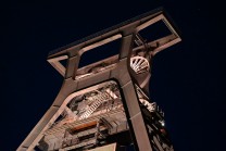 Nachts in Flutlicht getaucht: Schacht XII wirkt fast wie eine Kathedrale der Industriezeit. (Bild: Stefan Siedler / SiSt24 Media)