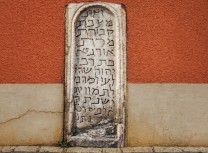 Jüdischer Grabstein von 1249 in einer Hausfassade in Kelheim (Bild: Sharon Oppenheimer)