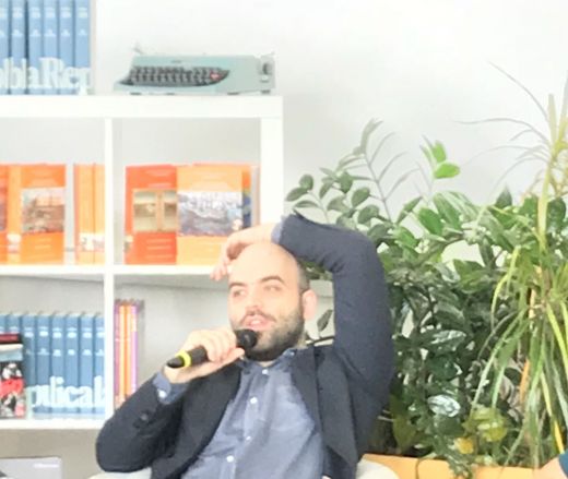 Vor über einem Jahrzehnt enthüllte und denunzierte Roberto Saviano in seinem Buch "Gomorrha" die Praktiken der Mafia mit bis dahin kaum dagewesenen Einblicken. Seitdem muss der italienische Schriftsteller und Journalist  versteckt leben und erhält Morddrohungen. 