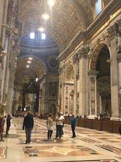 Die Basilika Es ist ein grandioser, immenser Raum, der mit einer Vielzahl von perfekt barock anmutendem Stuckwerk, Mosaiken und Statuen geschmückt ist