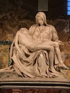 Die Pietà von Michelangelo ist eine der bezauberndsten Skulpturen der Kunstgeschichte und eine der bedeutendsten Skulpturen dieses Genies aus der Renaissance.