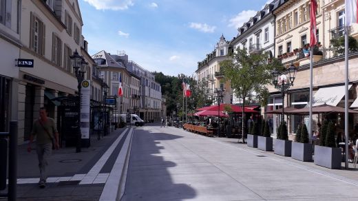 Eine der Hauptstraßen mittags um 13.00 Uhr