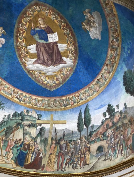 Das 1490 entstandene Fresko in der Apsis, das Antoniazzo Romano zugeschrieben wird; es stellt das Auffinden des Heiligen Kreuzes und darüber den segnenden Christus dar.